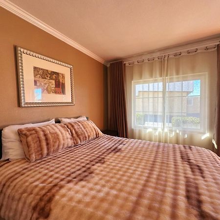 Royal Inn And Suites Хемет Екстериор снимка