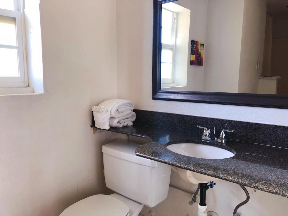 Royal Inn And Suites Хемет Екстериор снимка