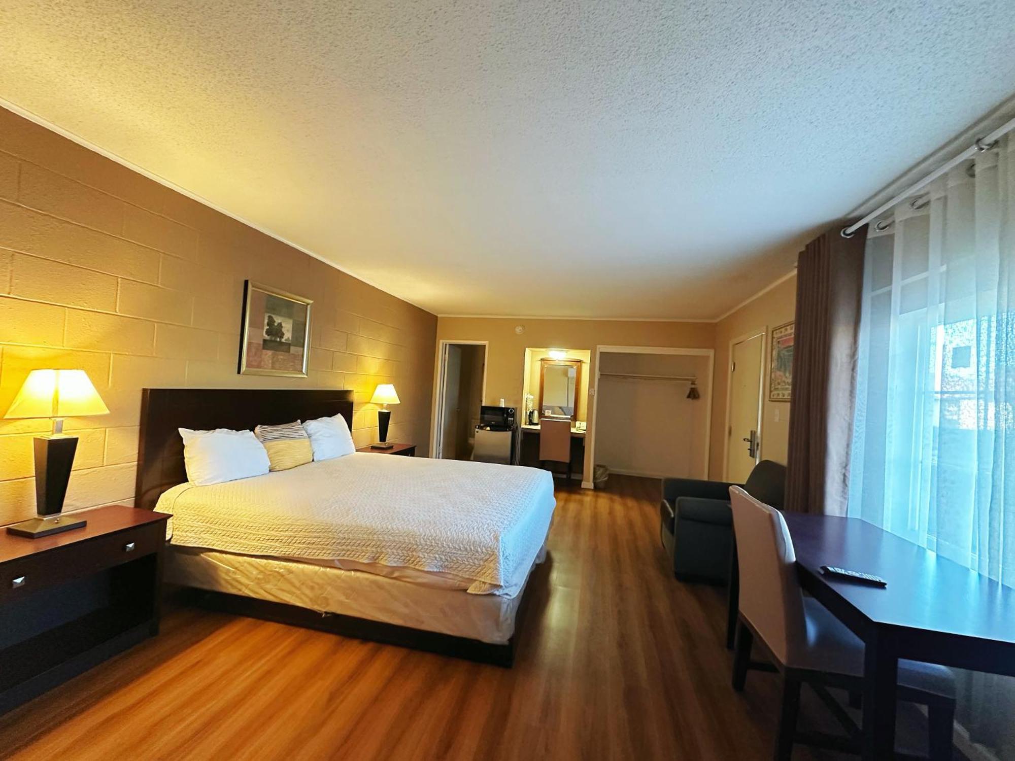 Royal Inn And Suites Хемет Екстериор снимка