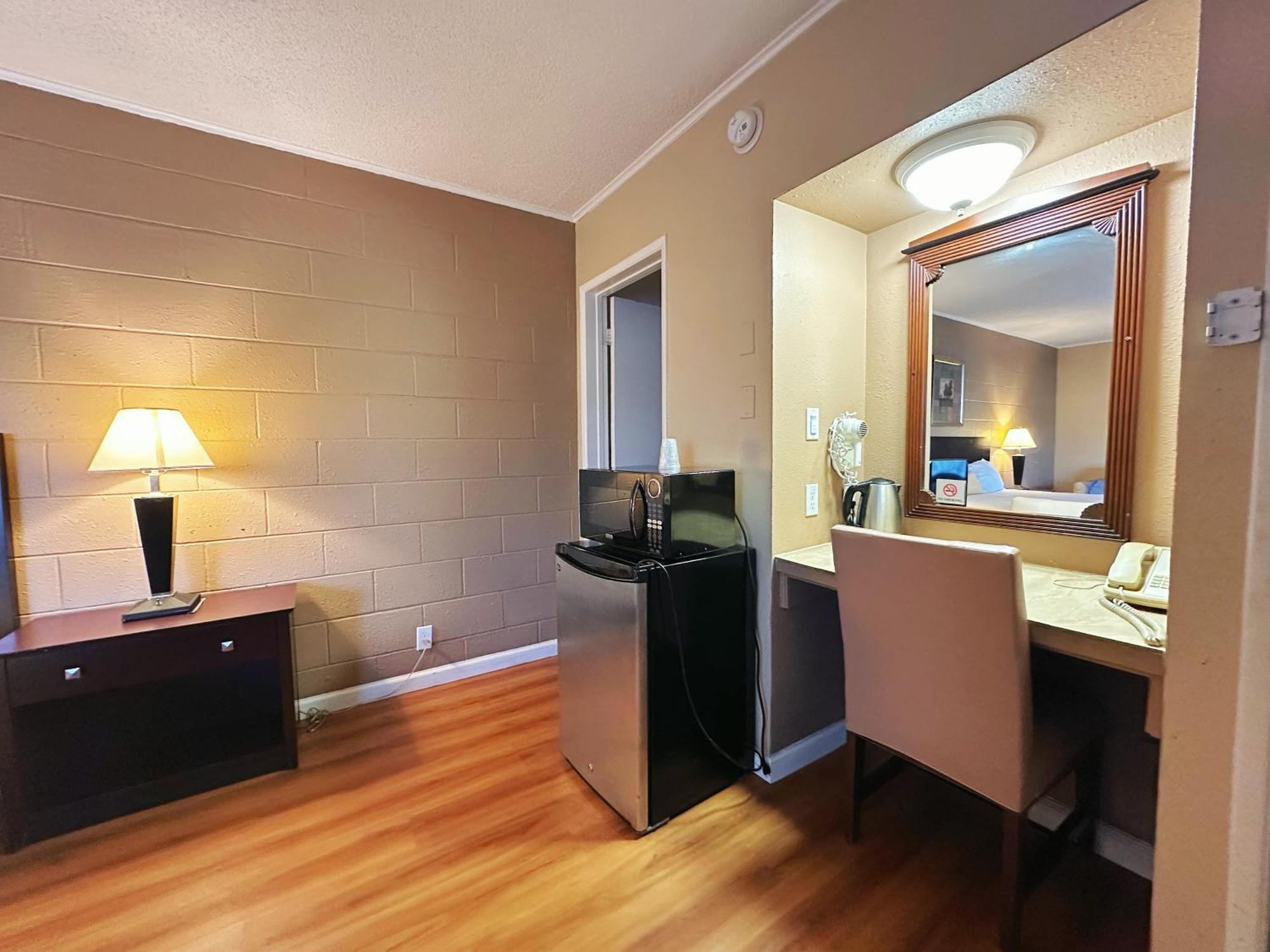 Royal Inn And Suites Хемет Екстериор снимка