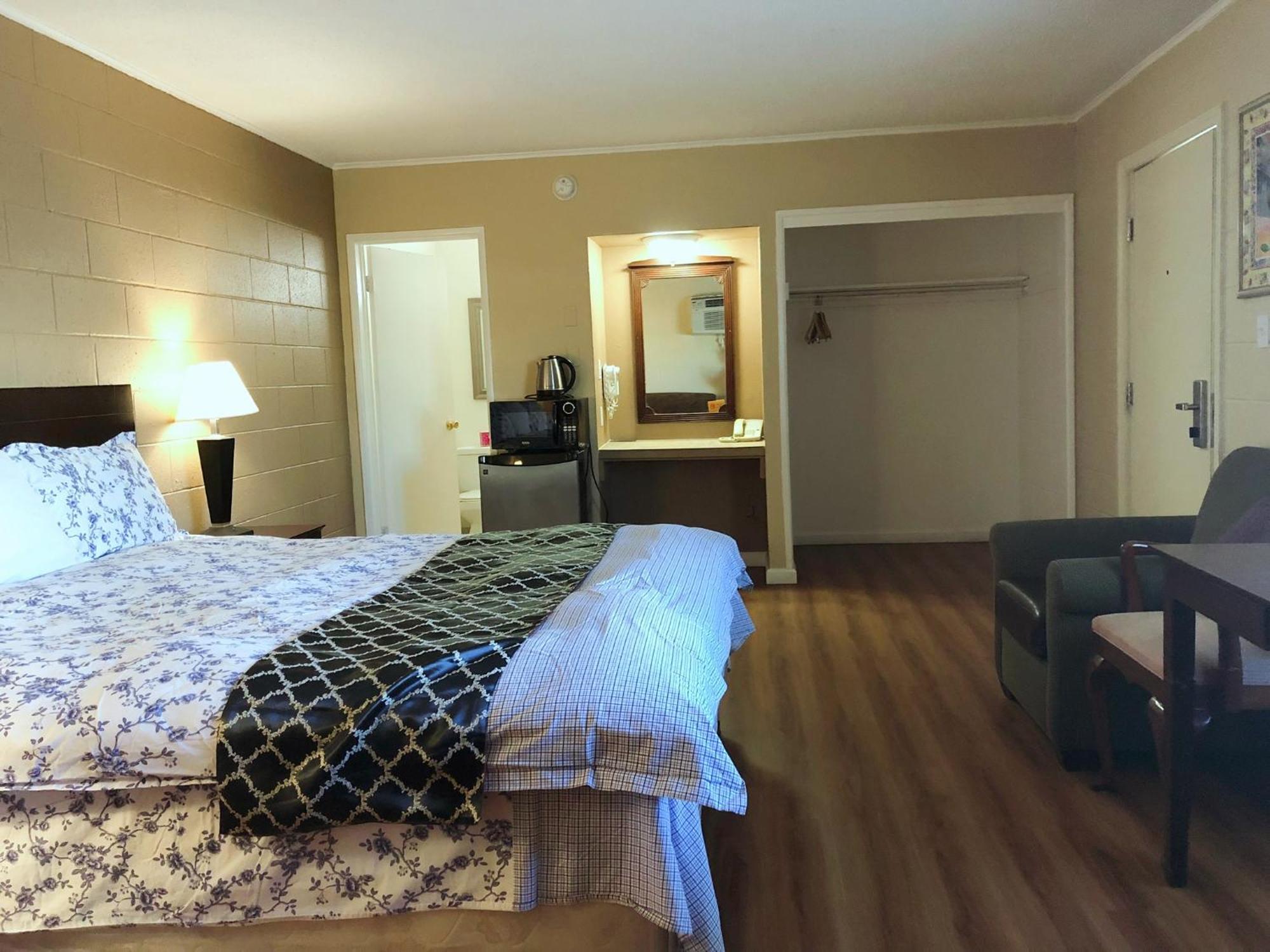 Royal Inn And Suites Хемет Екстериор снимка