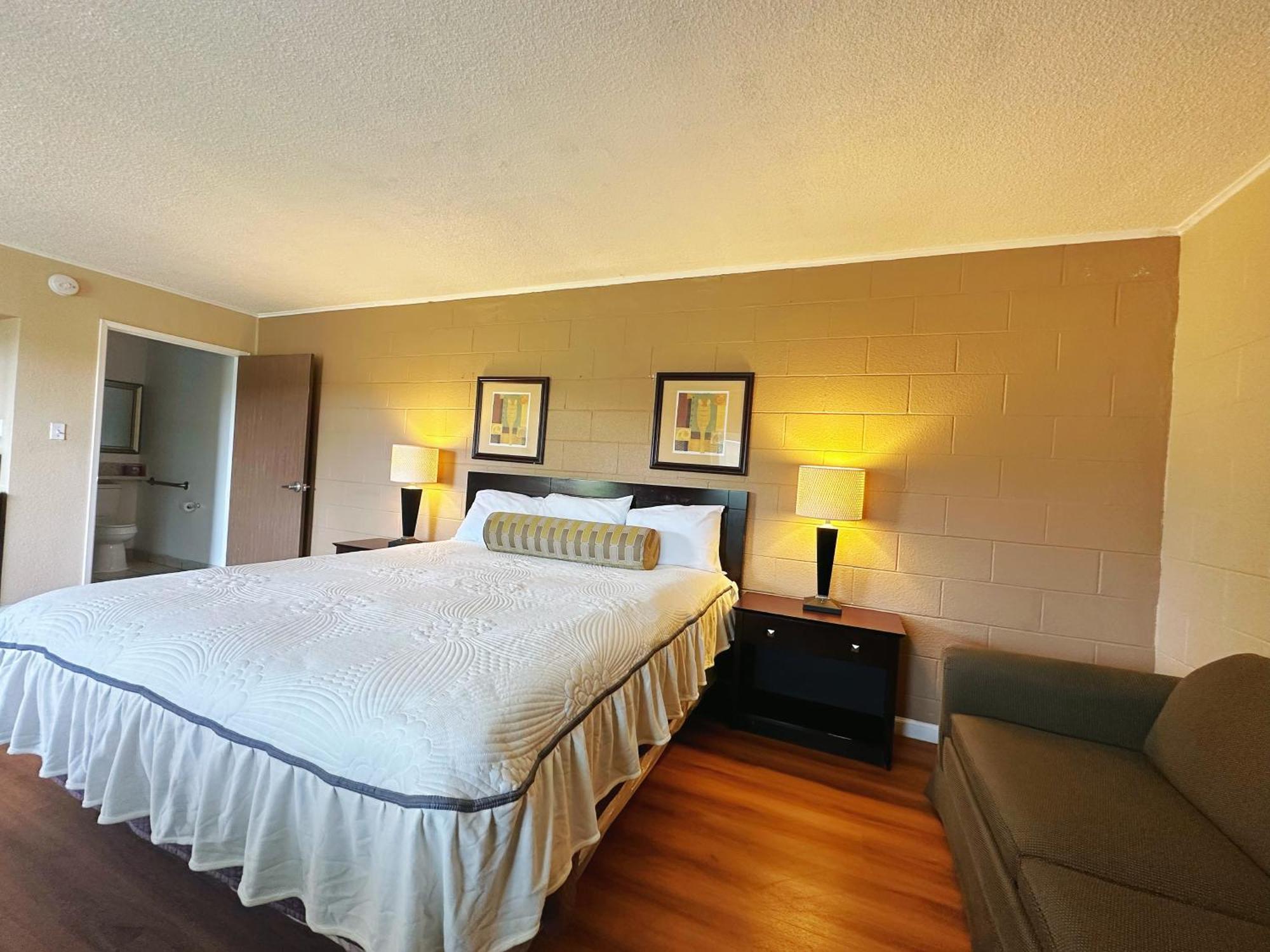 Royal Inn And Suites Хемет Екстериор снимка