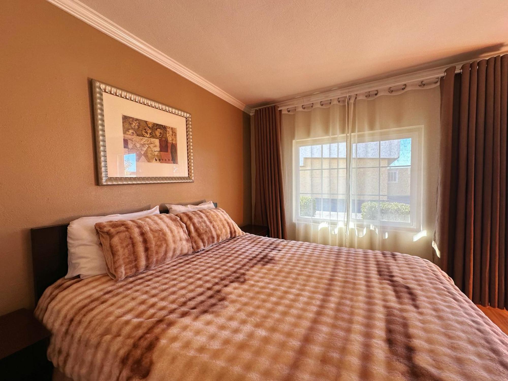 Royal Inn And Suites Хемет Екстериор снимка