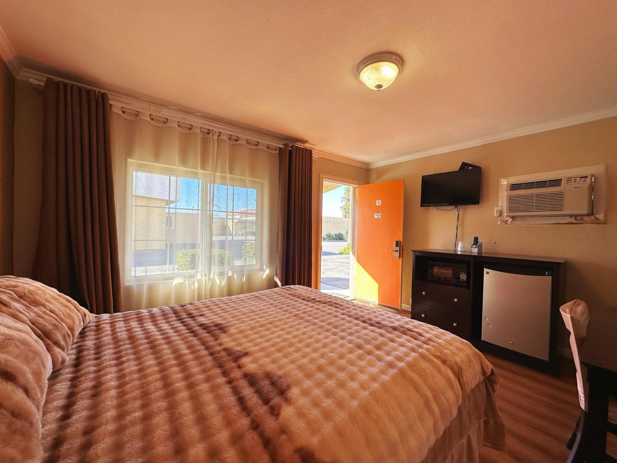 Royal Inn And Suites Хемет Екстериор снимка