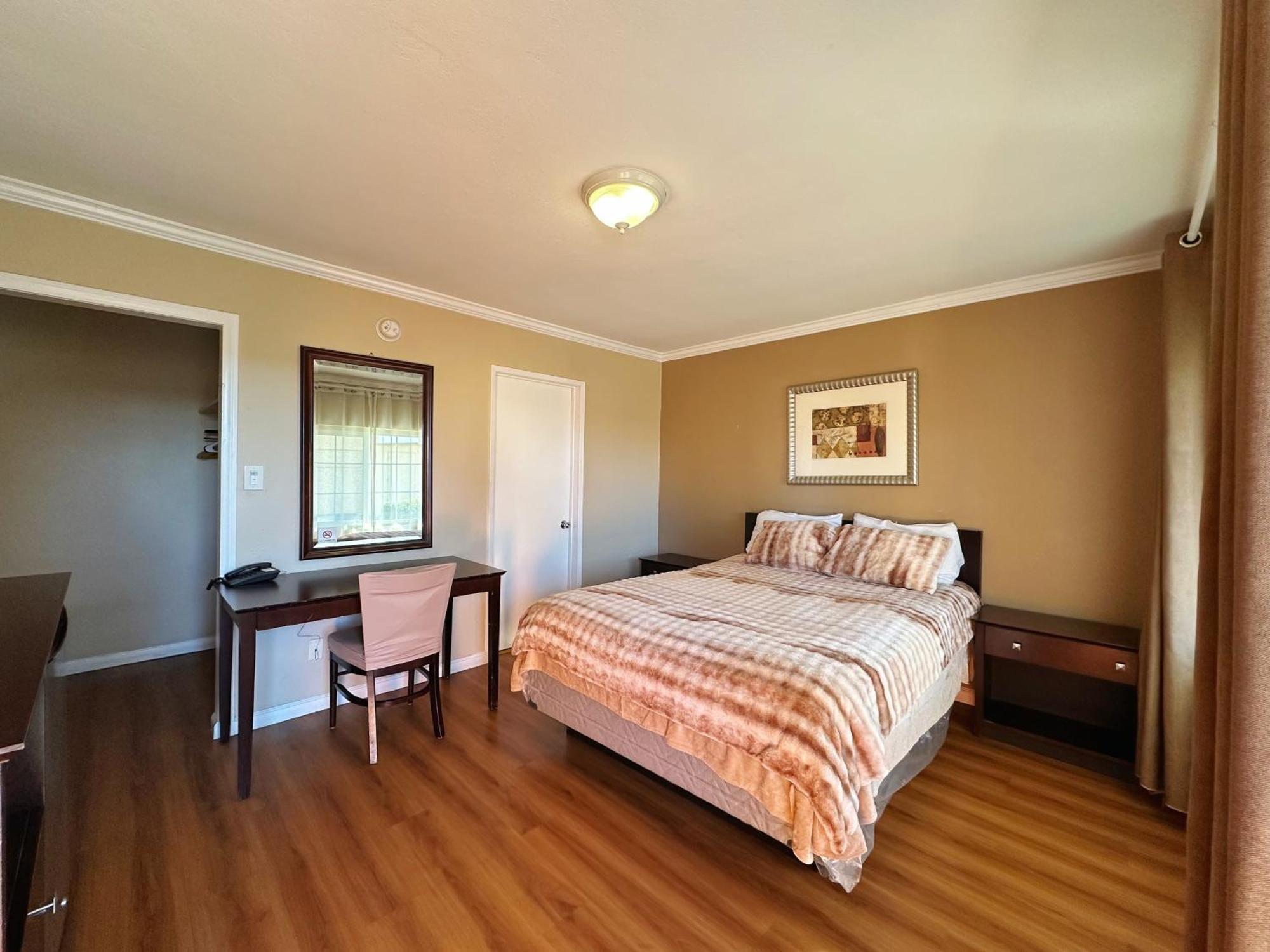 Royal Inn And Suites Хемет Екстериор снимка