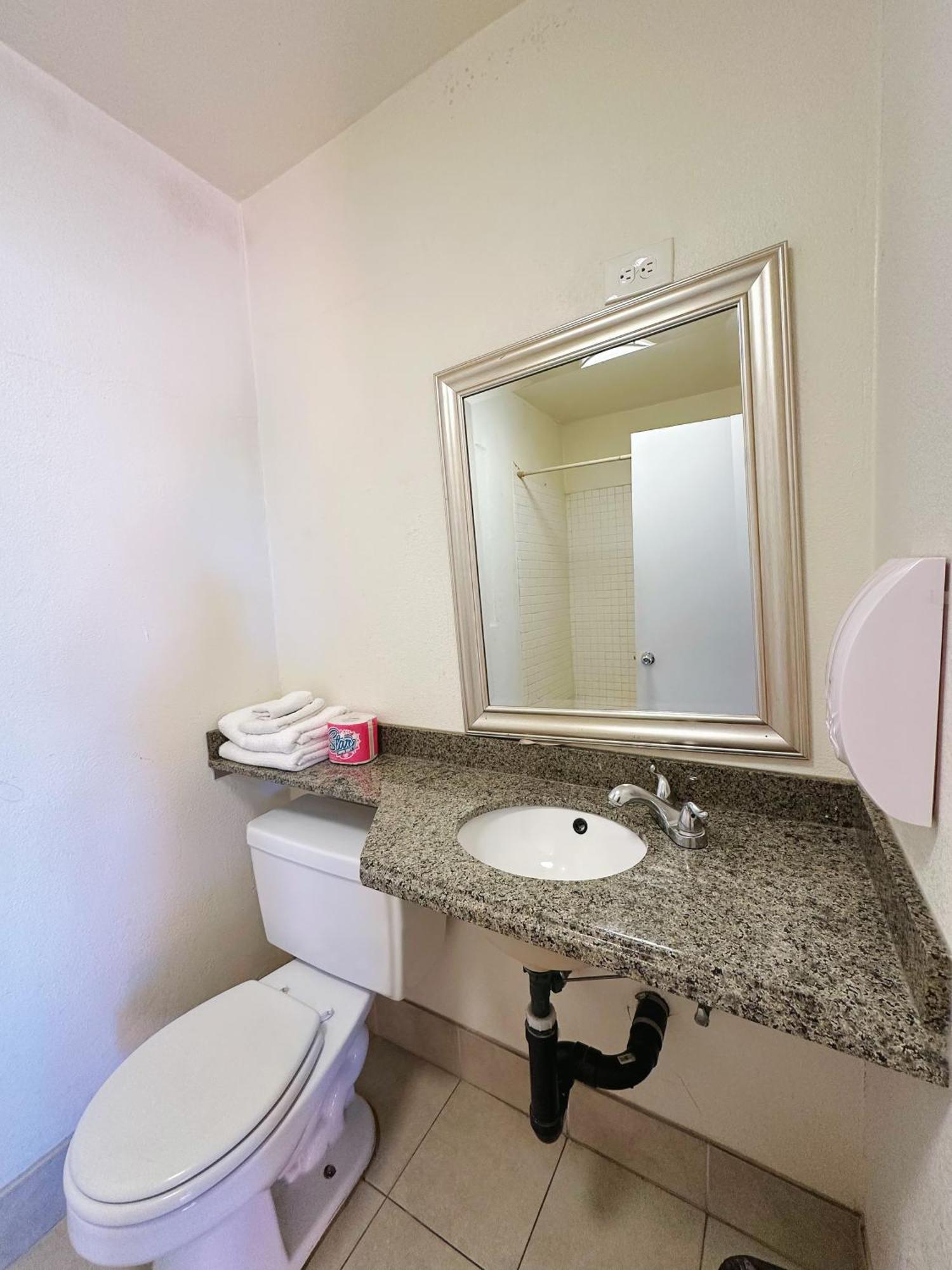 Royal Inn And Suites Хемет Екстериор снимка