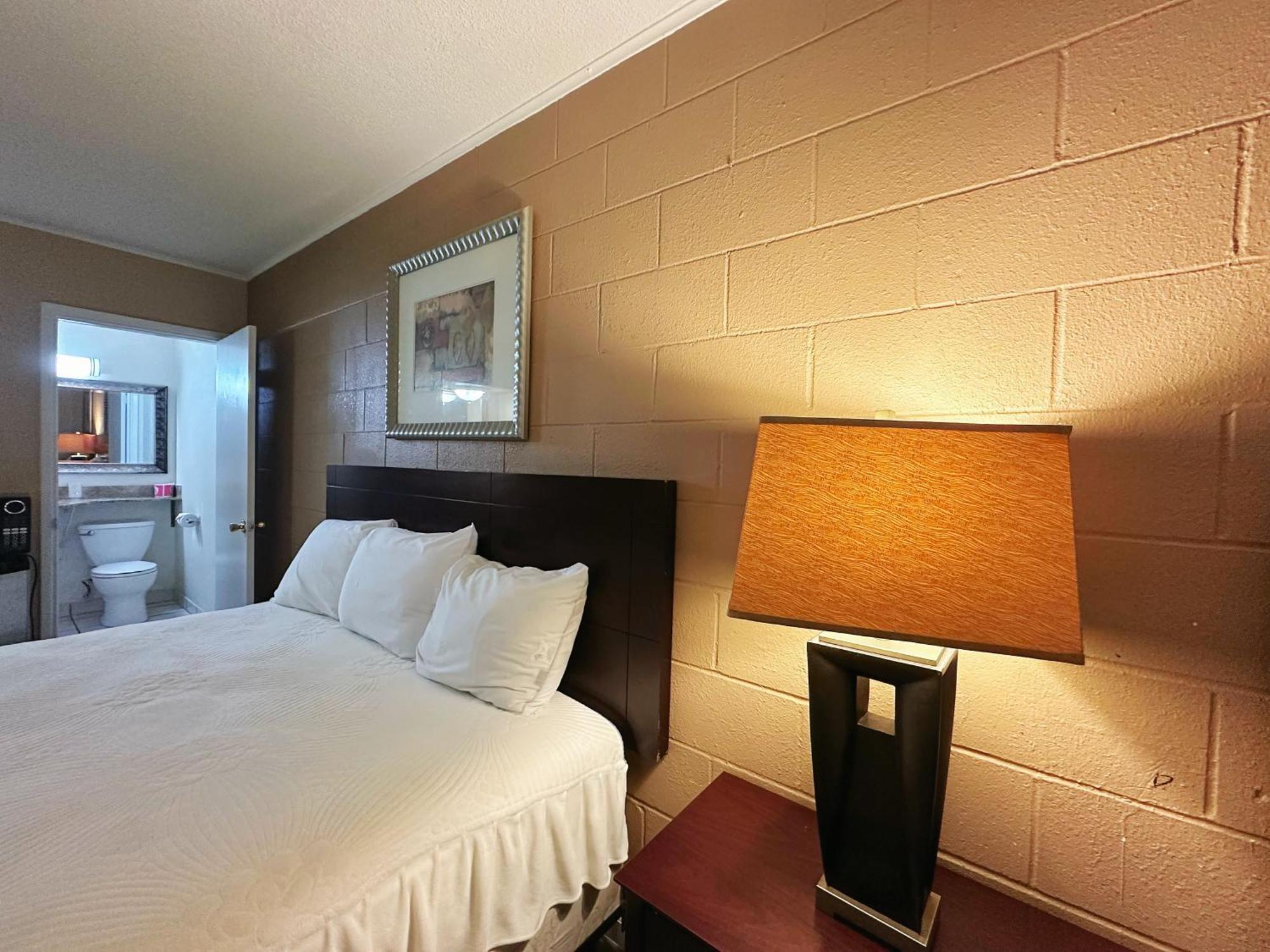 Royal Inn And Suites Хемет Екстериор снимка