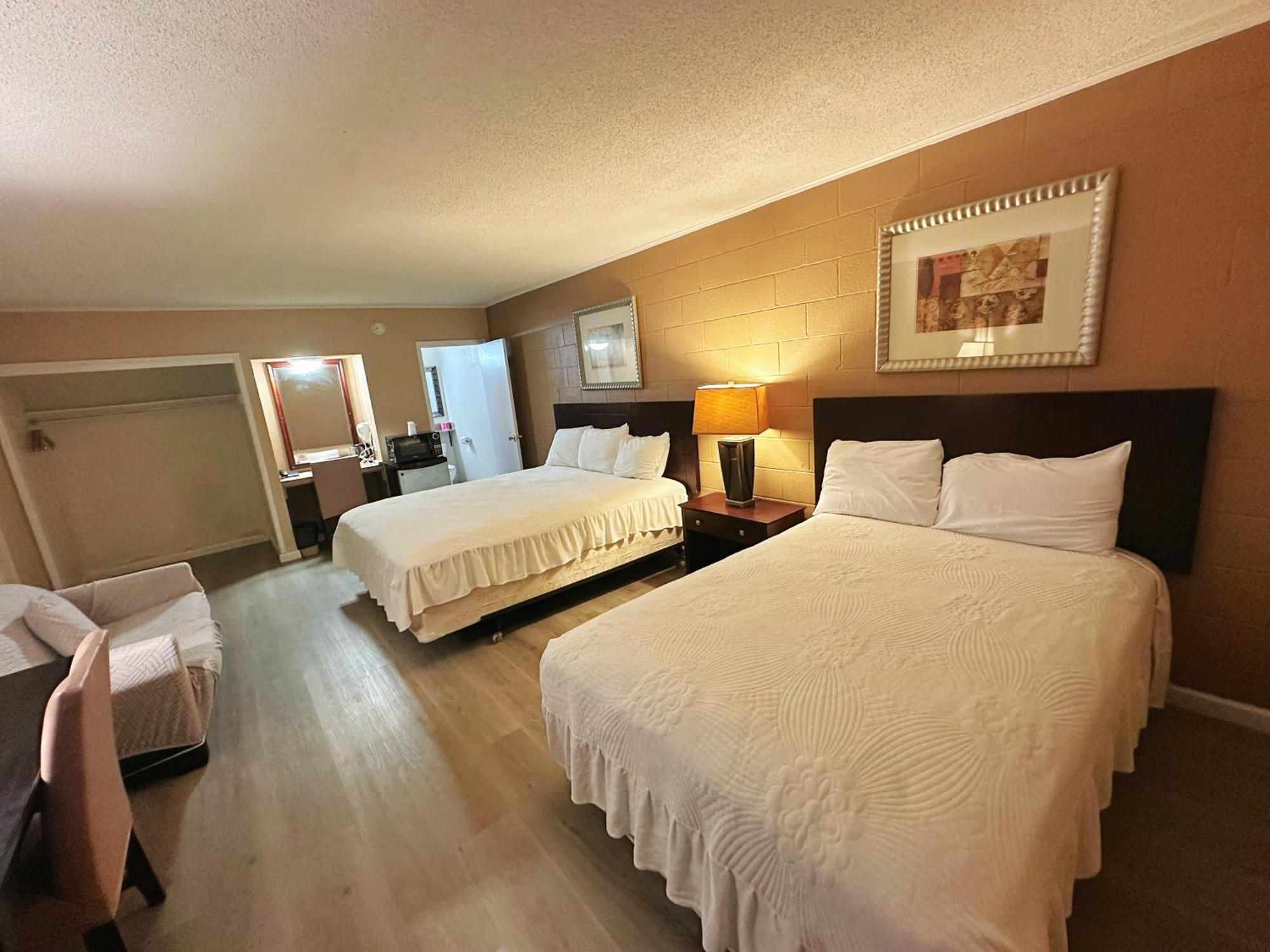 Royal Inn And Suites Хемет Екстериор снимка