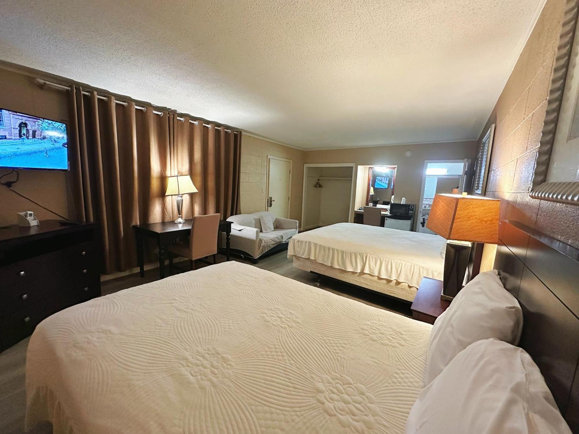 Royal Inn And Suites Хемет Екстериор снимка