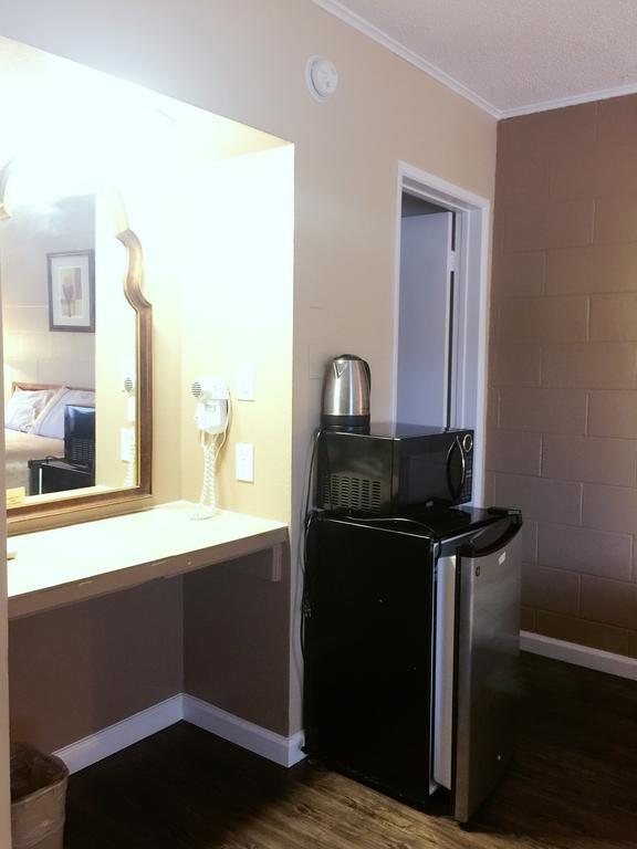 Royal Inn And Suites Хемет Екстериор снимка
