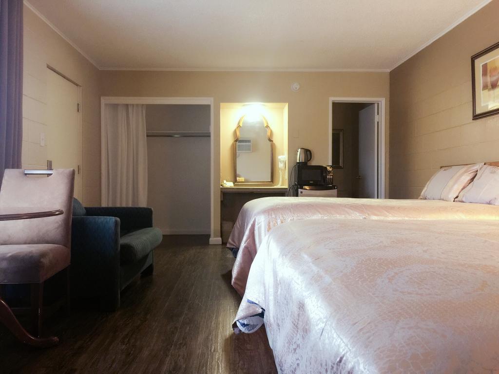Royal Inn And Suites Хемет Екстериор снимка