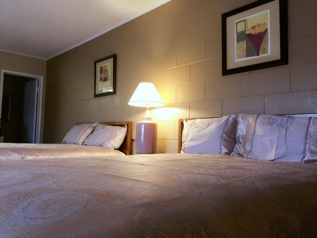 Royal Inn And Suites Хемет Екстериор снимка