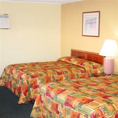 Royal Inn And Suites Хемет Стая снимка