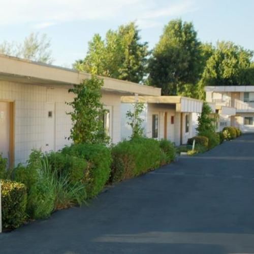 Royal Inn And Suites Хемет Екстериор снимка