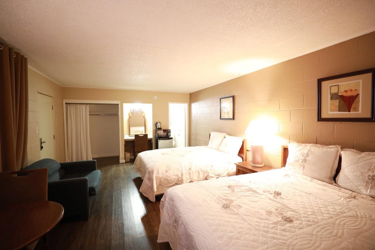 Royal Inn And Suites Хемет Екстериор снимка