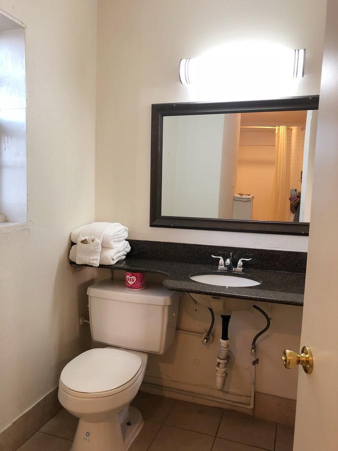 Royal Inn And Suites Хемет Екстериор снимка