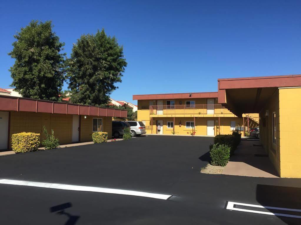Royal Inn And Suites Хемет Екстериор снимка