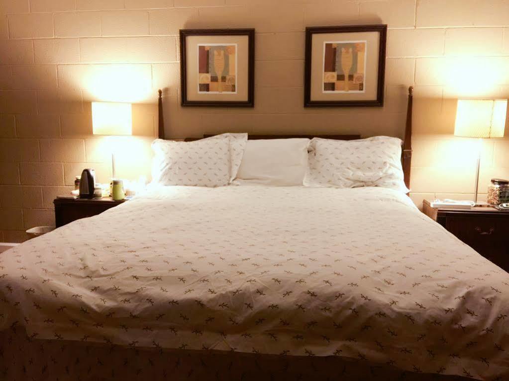Royal Inn And Suites Хемет Екстериор снимка