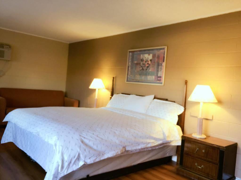 Royal Inn And Suites Хемет Екстериор снимка