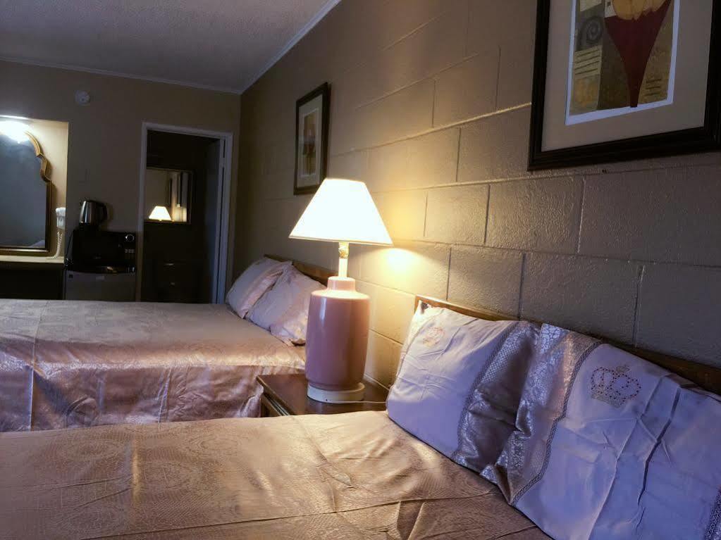 Royal Inn And Suites Хемет Екстериор снимка