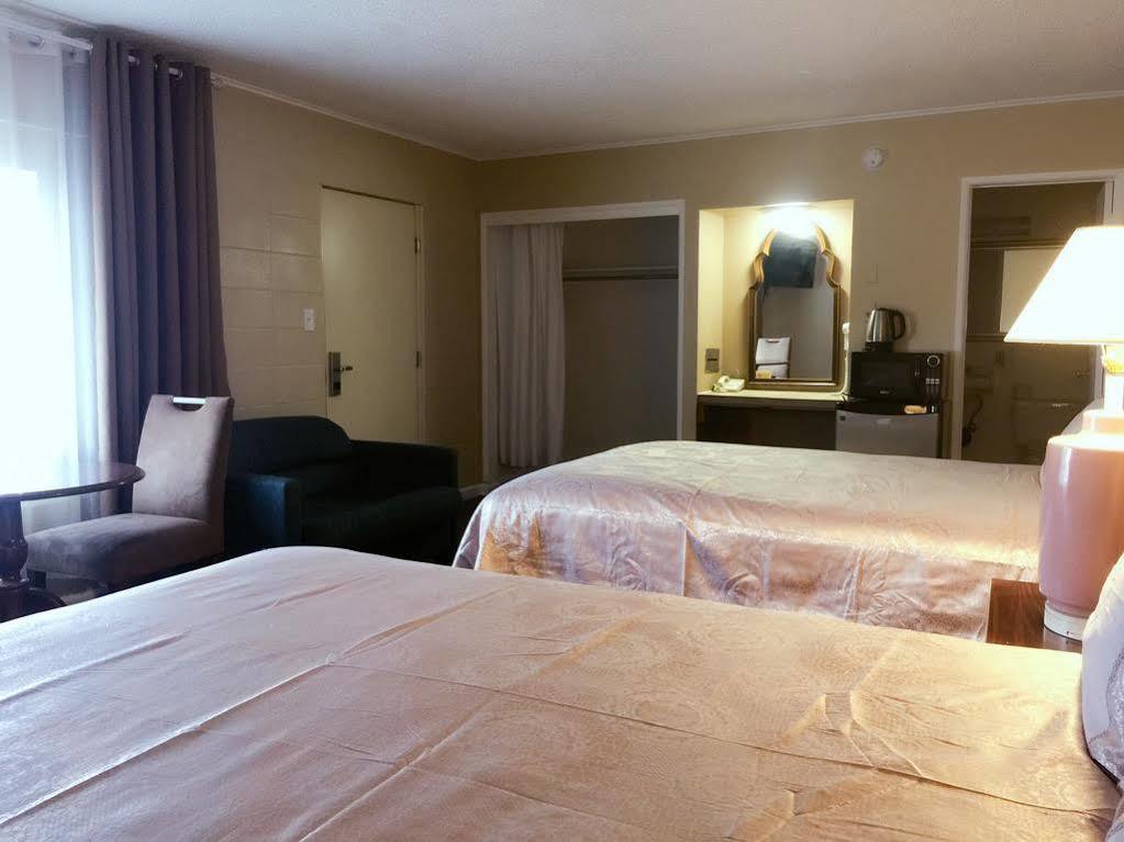 Royal Inn And Suites Хемет Екстериор снимка