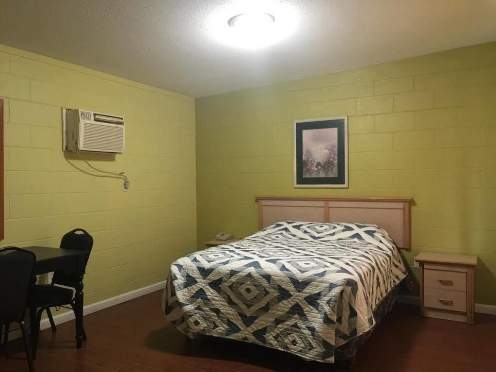 Royal Inn And Suites Хемет Екстериор снимка