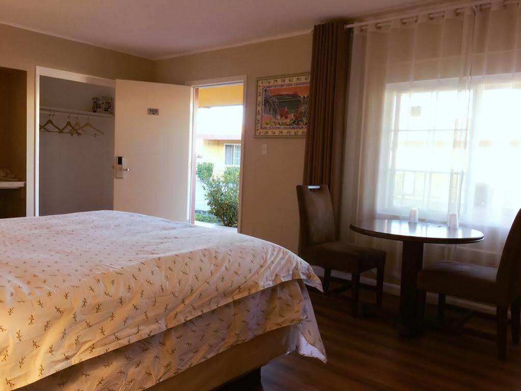 Royal Inn And Suites Хемет Екстериор снимка