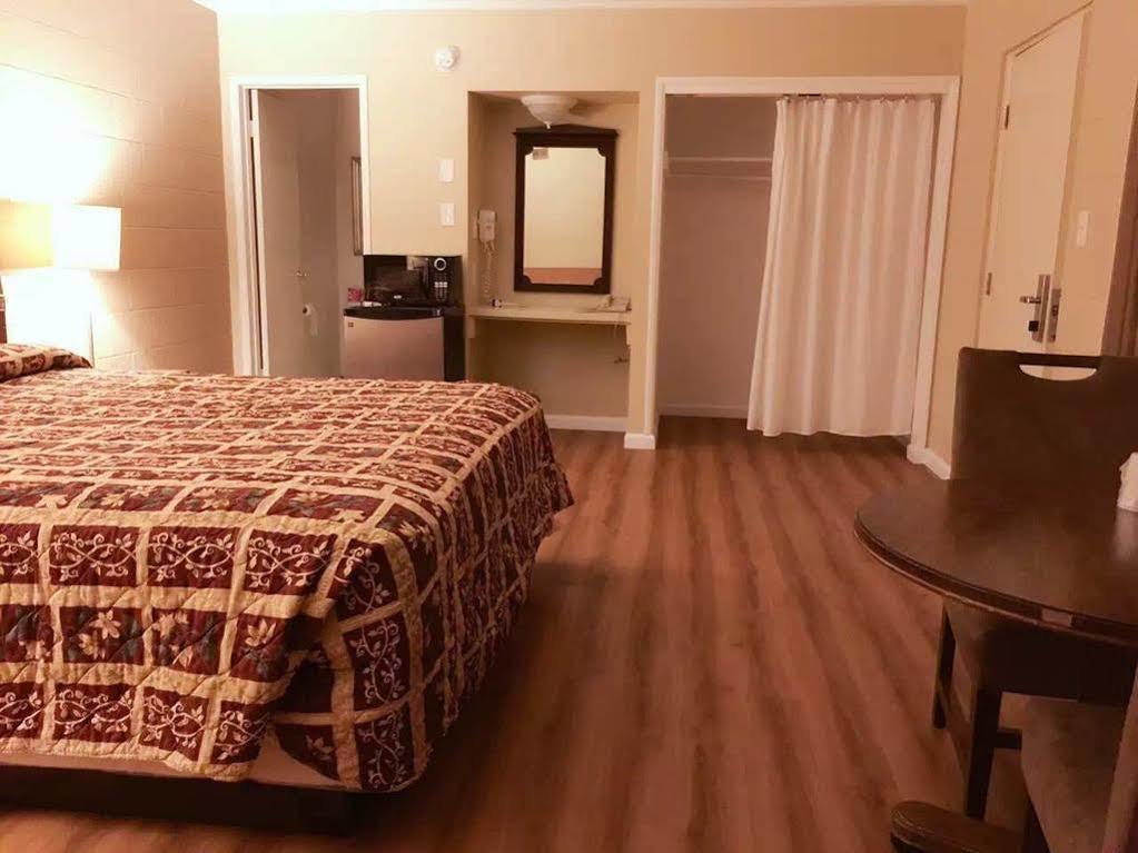Royal Inn And Suites Хемет Екстериор снимка