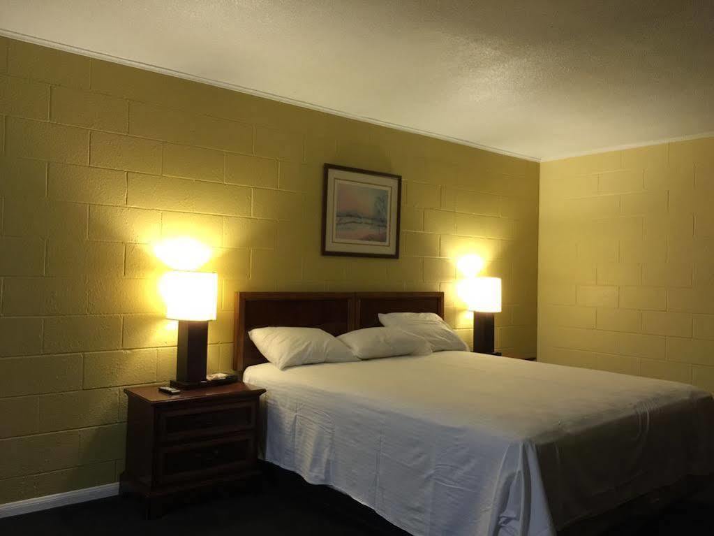 Royal Inn And Suites Хемет Екстериор снимка