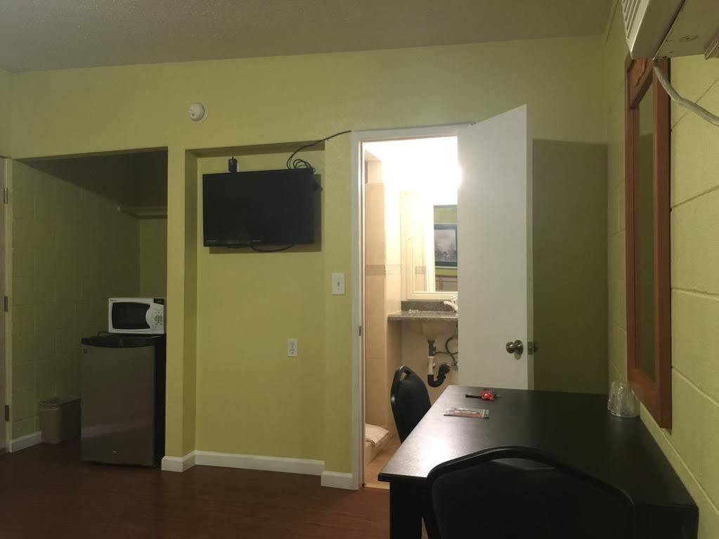Royal Inn And Suites Хемет Екстериор снимка