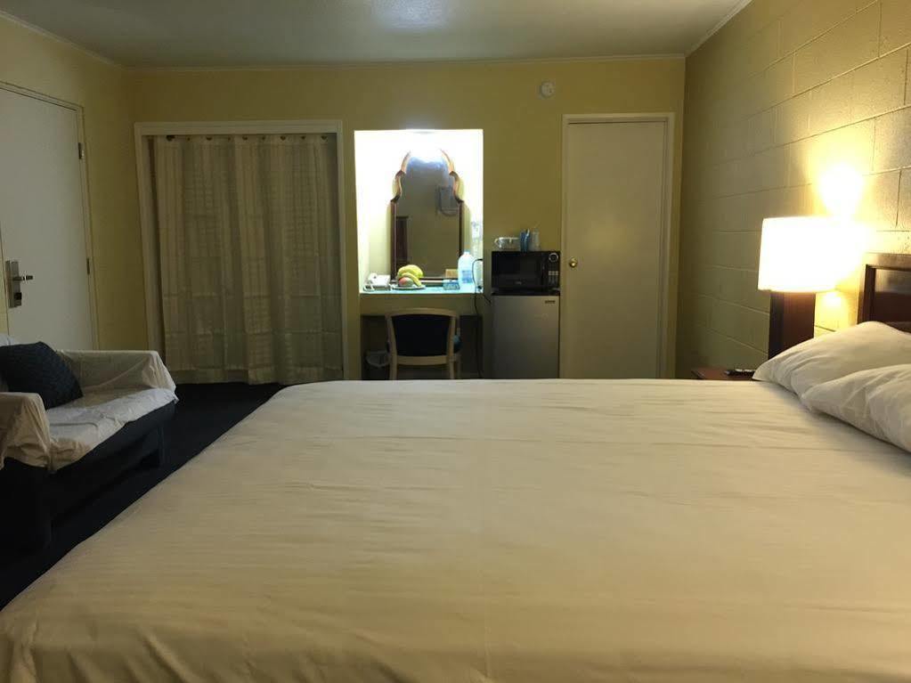 Royal Inn And Suites Хемет Екстериор снимка