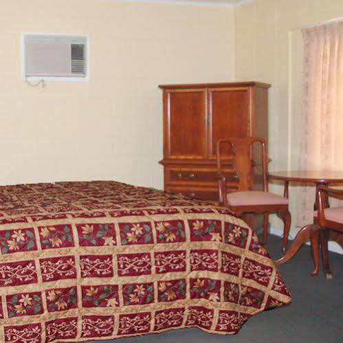 Royal Inn And Suites Хемет Стая снимка